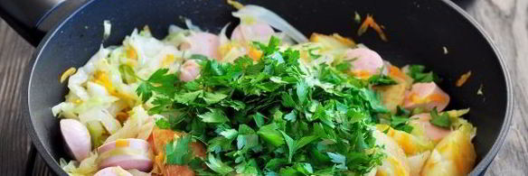 тушеная капуста с картошкой и сосисками