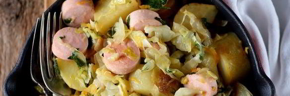 тушеная капуста с картошкой и сосисками