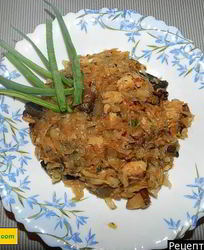 Тушеная капуста с курицей и грибами