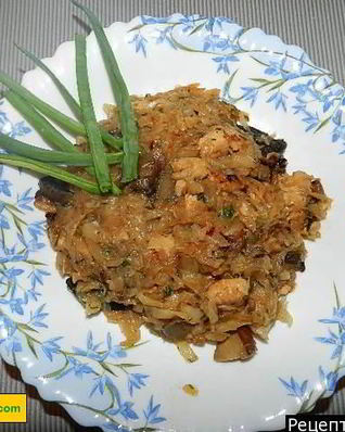 Тушеная капуста с курицей и грибами