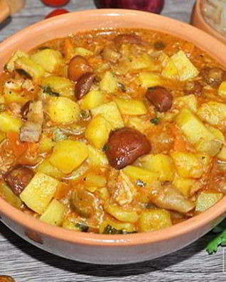 Тушеная картошка с тушенкой и грибами в мультиварке