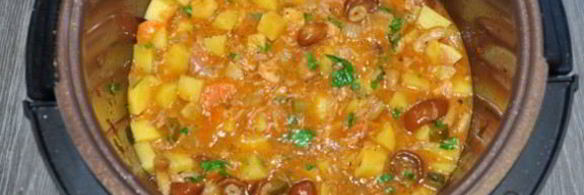 тушеная картошка с тушенкой и грибами в мультиварке