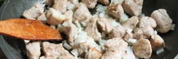 тушеная картошка со свининой на сковороде