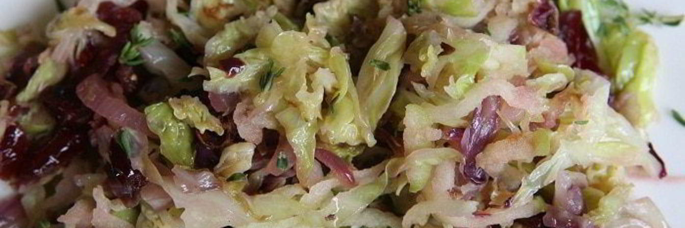 Тушеная савойская капуста с радиккио и клюквой