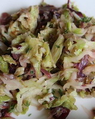 Тушеная савойская капуста с радиккио и клюквой