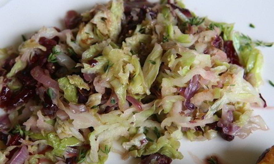 Рецепт тушеной савойской капусты с радиккио и клюквой