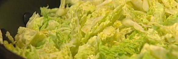 тушеная савойская капуста с радиккио и клюквой