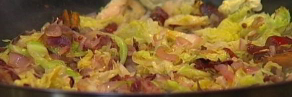 тушеная савойская капуста с радиккио и клюквой