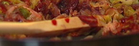 тушеная савойская капуста с радиккио и клюквой