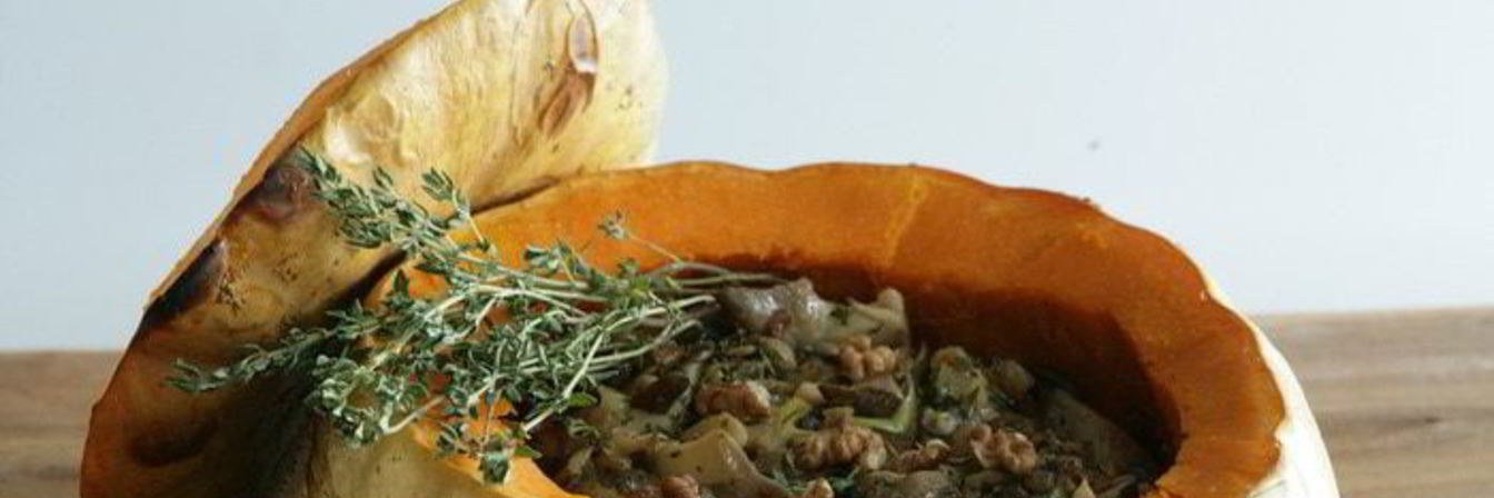 Запеченная тыква, фаршированная грибами и грецкими орехами