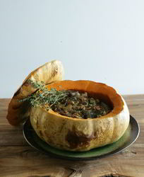 Запеченная тыква, фаршированная грибами и грецкими орехами