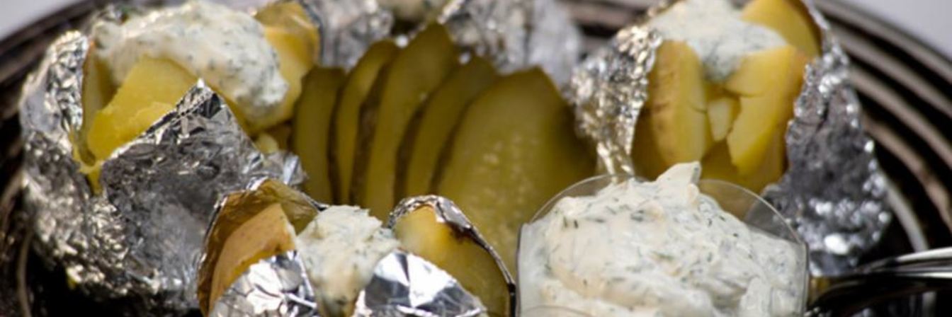 Запеченный картофель с соусом