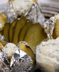 Запеченный картофель с соусом