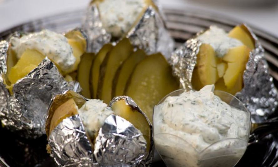 Рецепт запеченного картофеля с соусом