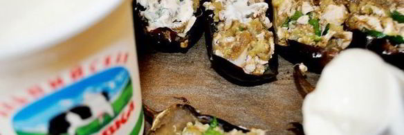 запеченные баклажаны, фаршированные курицей