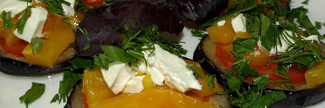 Запеченные баклажаны с болгарским перцем, помидорами и брынзой