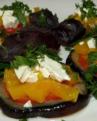 Запеченные баклажаны с болгарским перцем, помидорами и брынзой