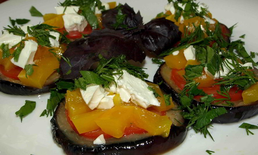 Рецепт запеченных баклажанов с болгарским перцем, помидорами и брынзой
