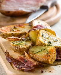 Запеченый в фольге картофель с травами и чесноком