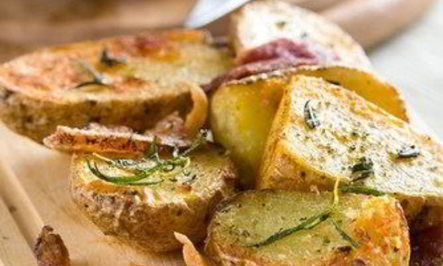 Рецепт запеченого в фольге картофель с травами и чесноком