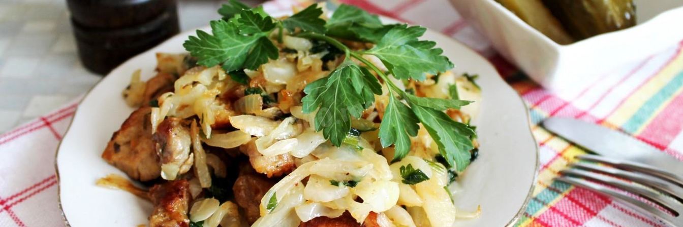 Жареная капуста с мясом на сковороде