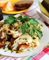 Жареная капуста с мясом на сковороде