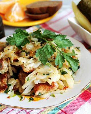 Жареная капуста с мясом на сковороде