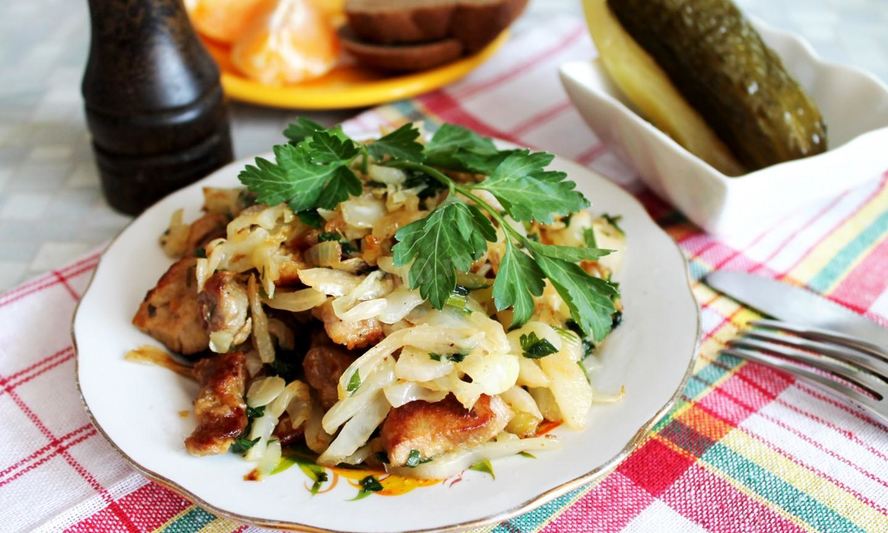 Рецепт жареной капусты с мясом на сковороде