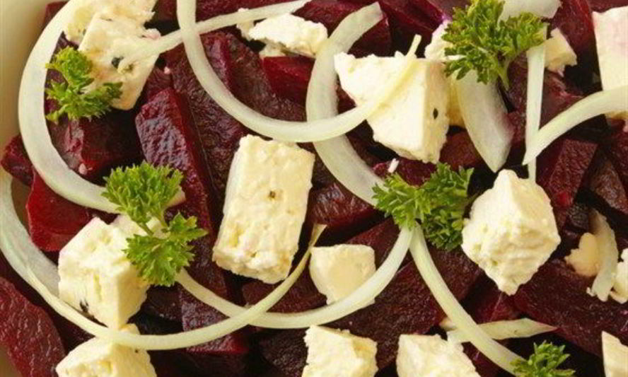 Рецепт жареной свеклы с карамелизованным луком и фетой