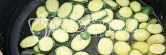 жареные кабачки с яйцом