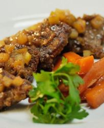 Говяжья печенка с морковью в яблочном соусе