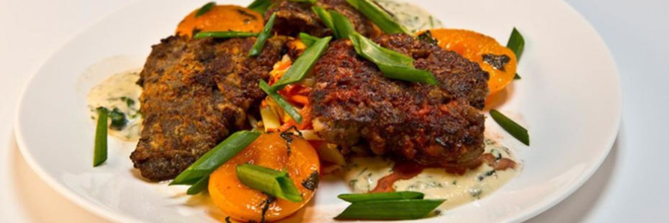 Хрустящая говяжья печень с пряными персиками