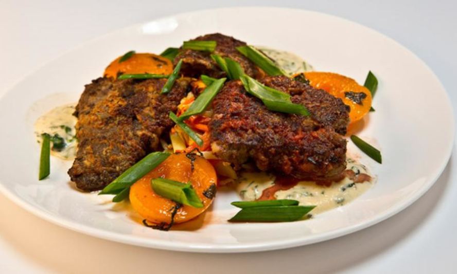 Рецепт хрустящей говяжьей печени с пряными персиками