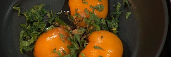 хрустящая говяжья печень с пряными персиками