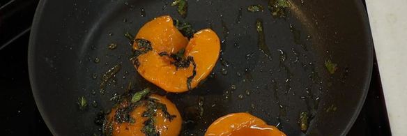 хрустящая говяжья печень с пряными персиками