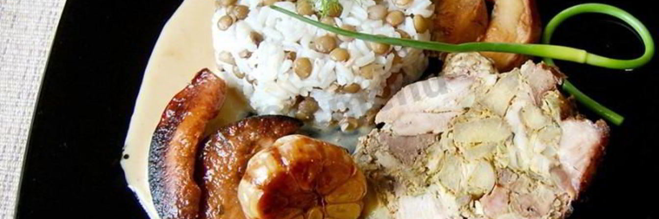 Крыло индейки фаршированное печенью и айвой