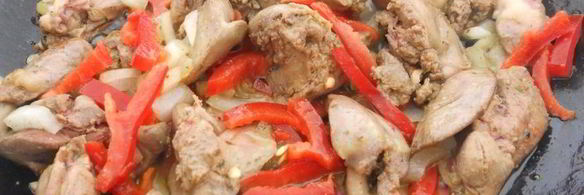 куриная печень с болгарским сладким перцем на сковороде