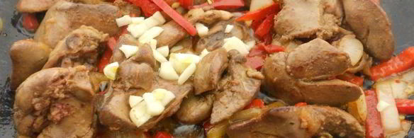 куриная печень с болгарским сладким перцем на сковороде