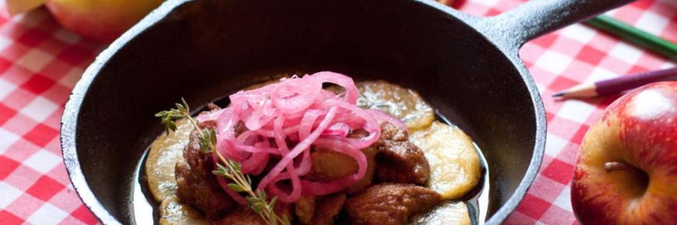 Куриная печень с карамелизированными яблоками