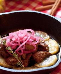 Куриная печень с карамелизированными яблоками