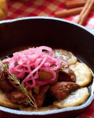 Куриная печень с карамелизированными яблоками