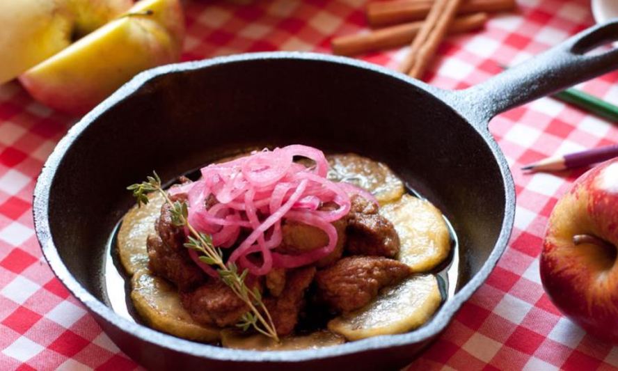 Рецепт куриной печени с карамелизированными яблоками