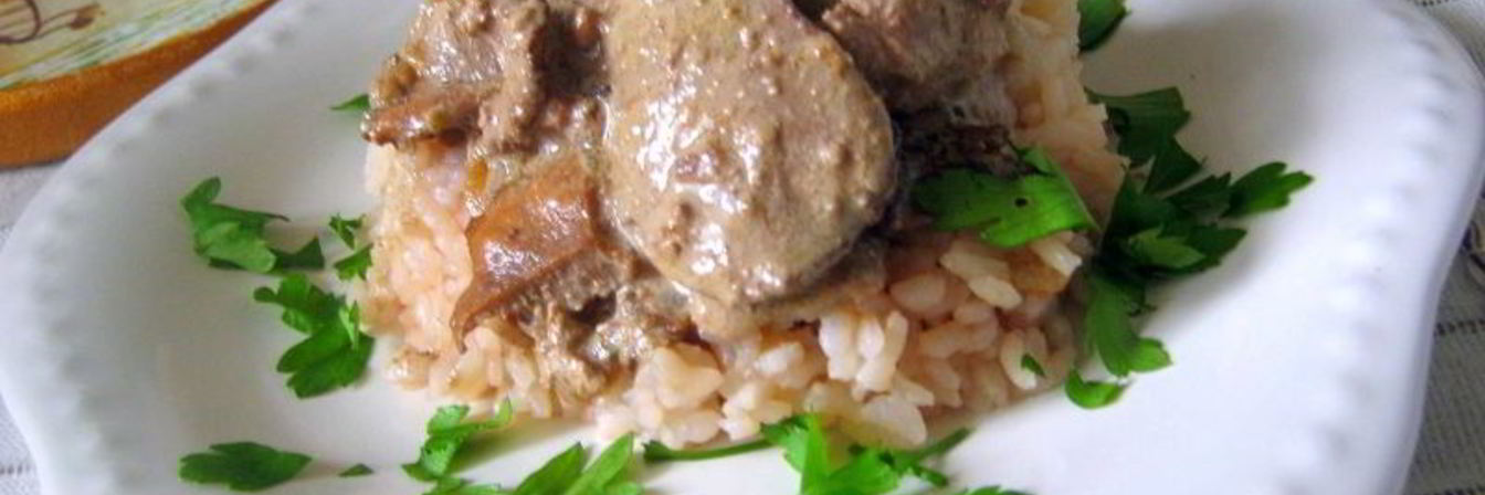 Куриная печень с лисичками в сметанном соусе