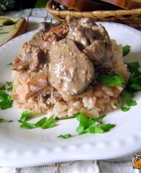 Куриная печень с лисичками в сметанном соусе