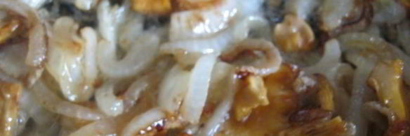 куриная печень с лисичками в сметанном соусе