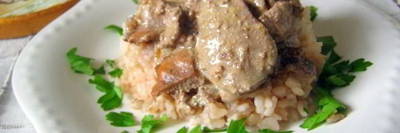 куриная печень с лисичками в сметанном соусе