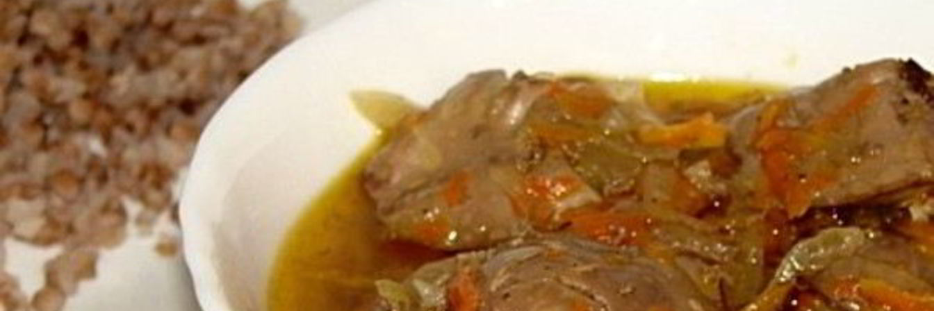 Куриная печень с луком и морковью