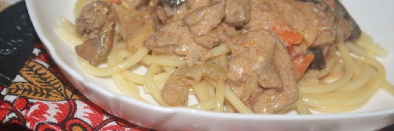 Куриная печень с овощами в сметанном соусе