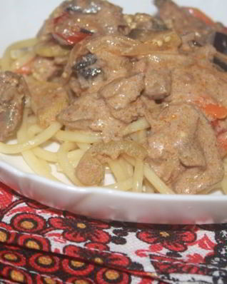 Куриная печень с овощами в сметанном соусе