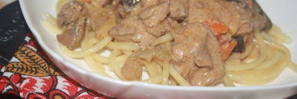 куриная печень с овощами в сметанном соусе